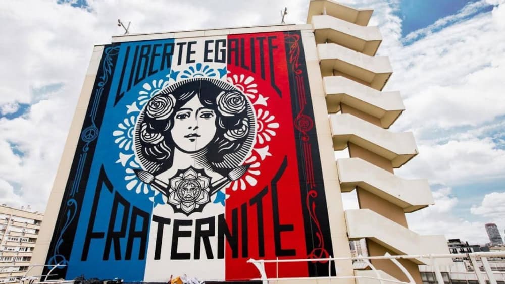 La fresque murale Liberté, Égalité, Fraternité dans le 13ème arrondissement de Paris.