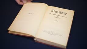 Une copie du pamphlet d'Adolf Hitler, Mein Kampf. 