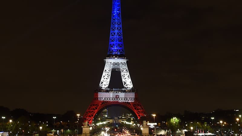 La Tour Eiffel, à Paris, le 16 novembre 2015