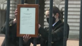 L'annonce de la mort du prince Philip affichée sur les grilles du palais de Buckingham, à Londres (Royaume-Uni), le 9 avril 2021.