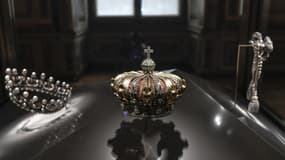 Trois vitrines permettent l'exposition des diamants de la couronne française