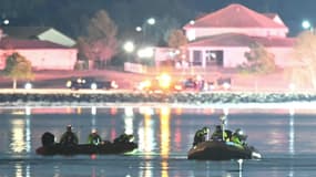 Des secouristes interviennent sur le fleuve Potomac après un crash d'avion à Washington le 30 janvier 2025