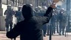 Des heurts ont éclaté entre policiers et jeunes manifestants radicaux à Athènes à l'occasion de la seconde journée de grève générale en deux semaines contre le plan d'austérité du gouvernement grec. /Photo prise le 11 mars 2010/REUTERS/Yiorgos Karahalis