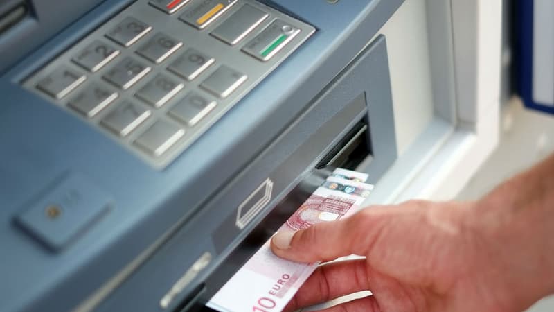 Un distributeur automatique de billets (image d'illustration)