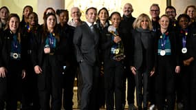 Les handballeuses françaises avec Emmanuel Macron à l'Elysée, le 18 décembre 2023