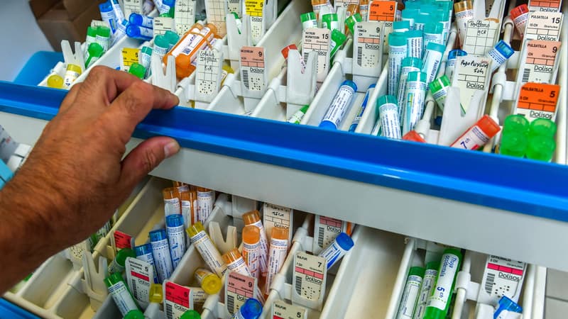 Une photo prise le 3 septembre 2018 montre des tubes de granules homéopathiques dans une pharmacie de Lille.