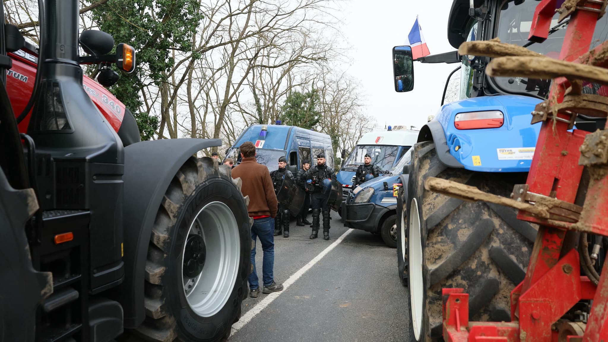 Les policiers bloquent les agriculteurs dans le Loiret qui veulent monter jusqu'à Rungis. 