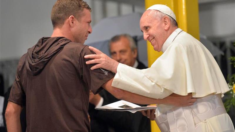 Le pape François a pris position contre la dépénalisation des drogues en inaugurant mercredi une aile réservée aux alcooliques et toxicomanes dans un hôpital de Rio de Janeiro tenu par des moines franciscains, au troisième jour de son voyage au Brésil. /P