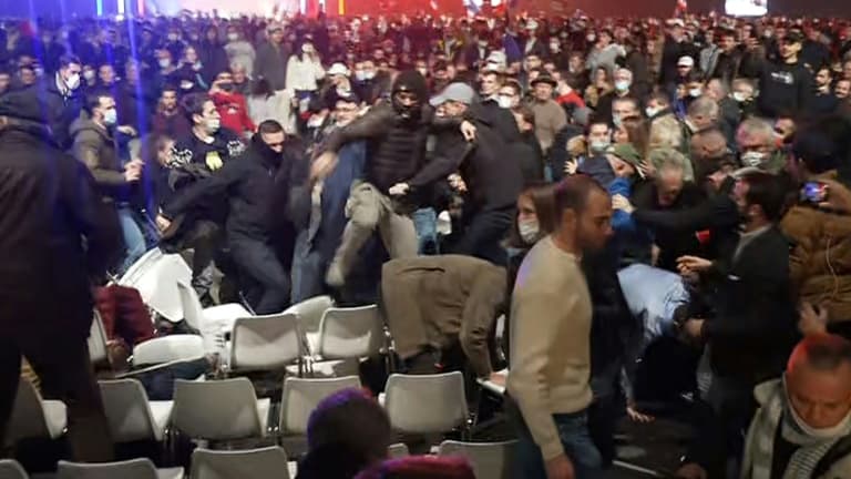Capture d'écran d'une vidéo AFPTV montrant des incidents entre des militants de SOS Racisme et des  sympathisants d'Eric Zemmour, le 5 décembre 2021 à Villepinte 