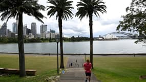 Des habitants de Sydney, ville la plus importante d'Australie, font du jogging le 13 septembre 2021 le long de la baie