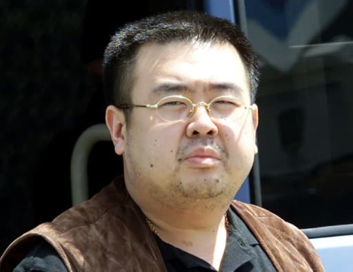Kim Jong-Nam, demi-frère en disgrâce du dirigeant de la Corée du Nord, le 4 mai 2001, à la sortie d'un aéroport à Tokyo. Le procès des deux femmes accusées de l'avoir assassiné s'est ouvert le 2 octobre 2017 en Malaisie Kim Jong-Nam, demi-frère en disgrâce du dirigeant de la Corée du Nord, le 4 mai 2001, à la sortie d'un aéroport à Tokyo. Le procès des deux femmes accusées de l'avoir assassiné s'est ouvert le 2 octobre 2017 en Malaisie