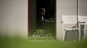 Une femme en télétravail, le 14 mai 2020 à Vertou, près de Nantes (photo d'illustration)
