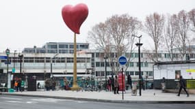 "Le coeur de Paris", une oeuvre de Joana Vasconcélos installée porte de Clignancourt.