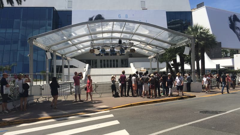 Les premiers curieux s'agglutinent devant les célèbres marches du Palais des festivals.