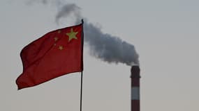 Le drapeau national chinois flotte devant une centrale électrique au charbon à Datong,