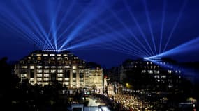 Le Pont Neuf et en arrière plan, le Cheval Blanc et le siège de LVMH, éclairés pour le défilé Louis Vuitton le 20 juin 2023 à Paris