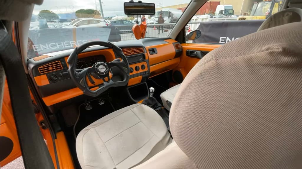 L'intérieur de "Titine", la voiture du commissaire Boher.