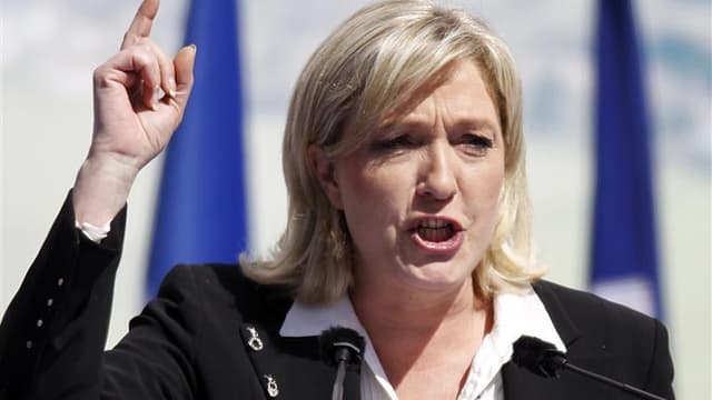 Pour Marine Le Pen, les dignitaires de l'UMP sont en train de creuser la tombe de Nicolas Sarkozy pour le second tour de la présidentielle en anéantissant sa stratégie visant à s'adresser aux électeurs du Front national. /Photo prise le 1er mai/REUTERS/Ch