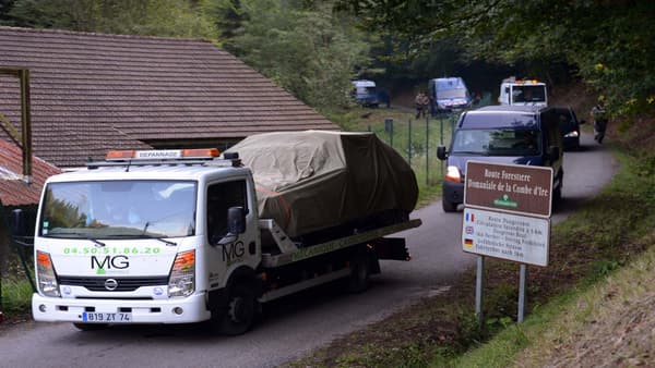 Un camion de la gendarmerie transporte la voiture dans laquelle la famille Al-Hilli a été tuée, le 6 septembre 2012, à Chevaline.