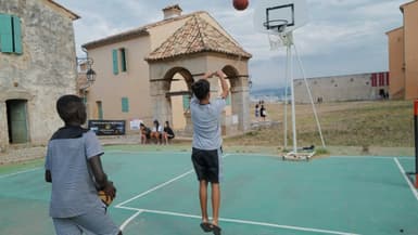 Des enfants issus de quartiers défavorisés jouent au basket dans une colonie de vacances à Cannes, le 28 juillet 2020