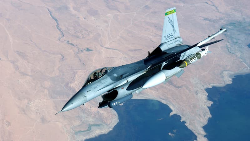 Un F-16 américain en vol. Le Pentagone augmente de 50% son budget contre Daesh en 2017.