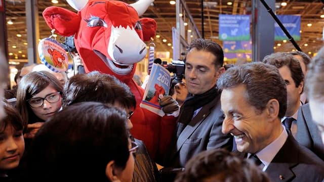 Venu en président inaugurer le 49e Salon de l'agriculture, c'est surtout en candidat que Nicolas Sarkozy a arpenté samedi les allées de la plus grande ferme de France, qui s'est installée pour huit jours porte de Versailles à Paris. /Photo prise le 25 fév