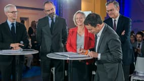 Marc-Olivier Fogiel signe la charte sur la représentation du handicap, auprès du CSA. 