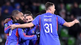 Matic et les Lyonnais félicitent Lacazette après son but face à Metz