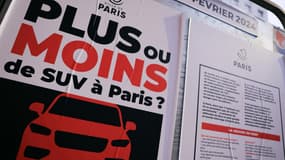 Cette photographie montre une phrase disant « Plus ou moins de SUV à Paris ? alors que les Parisiens votent la création d'une tarification particulière pour les voitures et véhicules utilitaires sport (SUV) les plus lourds et les plus polluants à Paris, le 4 février 2024.