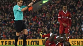 L'arbitre Craig Pawson et Sadio Mane au sol