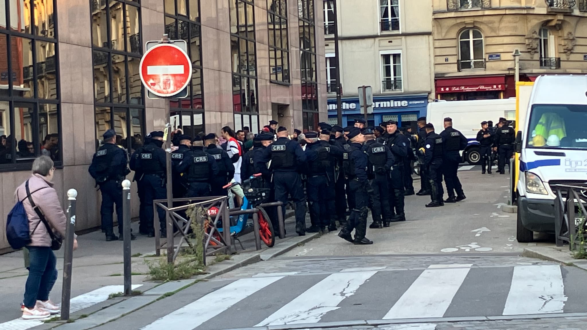 Les manifestants pro-Palestine encerclés par des CRS devant le siège de la FFF à Paris - le 04/11/2024 Les manifestants pro-Palestine encerclés par des CRS devant le siège de la FFF à Paris - le 04/11/2024