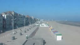 La digue et la plage de Dunkerque (Nord), le mercredi 14 mai 2025 à 9 heures du matin.