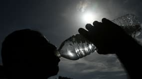 Une personne boit de l'eau dans une bouteille en plastique à Mulhouse, dans l'est de la France (photo d'illustration)