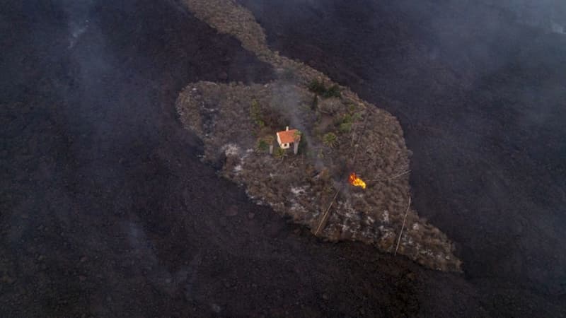 Une maison a miraculeusement été épargnée par les coulées de lave aux Canaries.