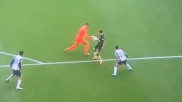 Main dans ou en dehors de la surface pour le gardien de Tottenham Guglielmo Vicario 