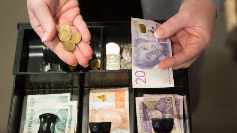 Stockholm rétropédale sur la disparition de l'argent liquide: le gouvernement suédois veut désormais obliger les supermarchés et les pharmacies à accepter les paiements en espèces