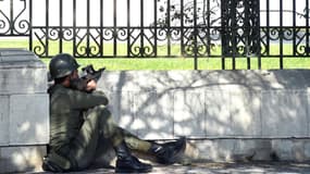 Un sniper devant le musée Bardo, à Tunis.