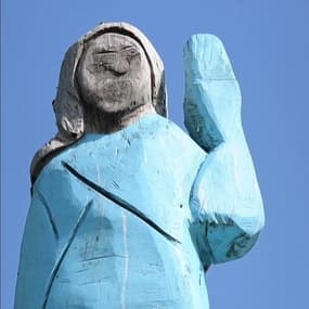 Érigée dans sa ville natale, cette statue est censée représenter... Melania Trump