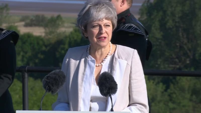Theresa May prenant la parole à Ver-sur-Mer (Calvados)