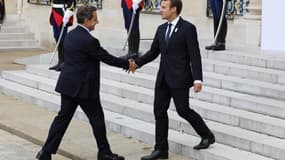 Emmanuel Macron accueille Nicolas Sarkozy à l'Élysée