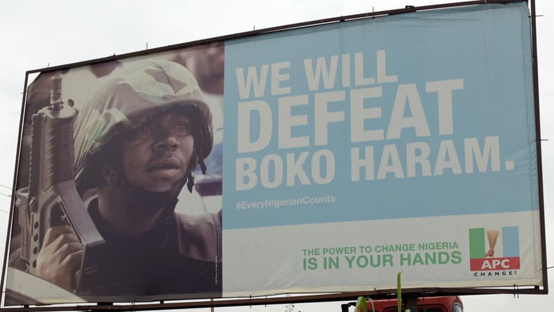Une pancarte illustre le combat de l'armée nigériane contre Boko Haram en juillet 2015. 