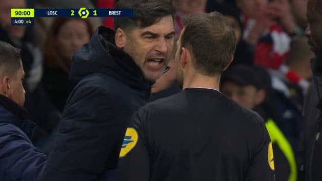Paulo Fonseca discute avec l'arbitre.