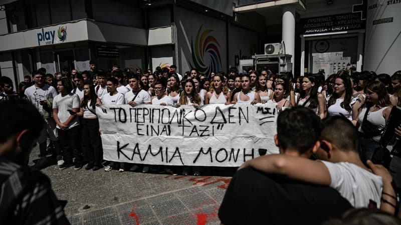 Des étudiants manifestent devant un commissariat près d'Athènes le 5 avril 2024
