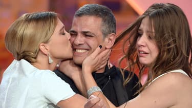 Abdellatif Kechiche et ses deux actrices Léa Seydoux (à gauche) et Adèle Exarchopoulos émus aux larmes lors de la remise de la Palme d'Or, dimanche 26 mai 2013.