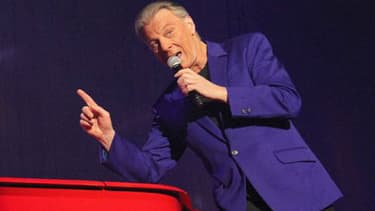 Le chanteur Herbert Leonard sur scène