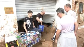 Des sinistrés des inondations à Paiporta, en Espagne, le 31 octobre 2024.