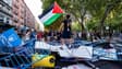 Un manifestant brandit un drapeau de la Palestine lors de l'arrivée de la Vuelta à Madrid, le 14 septembre 2025