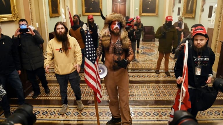 Des partisans de Trump, dont Jake Angeli au centre, lors de leur intrusion au Capitole, le 06 janvier 2021 à Washington Des partisans de Trump, dont Jake Angeli au centre, lors de leur intrusion au Capitole, le 06 janvier 2021 à Washington
