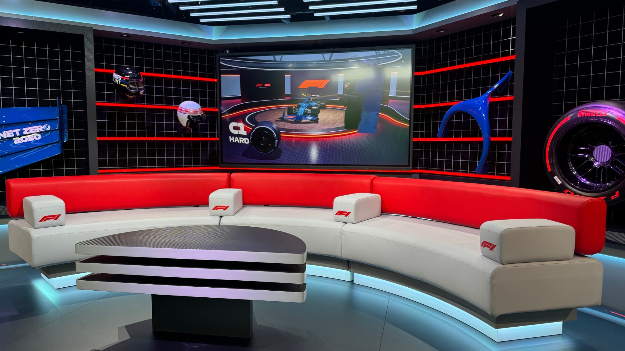 Le nouveau plateau de diffusion de F1 TV avec son écran pour les animations en réalité augmentée Le nouveau plateau de diffusion de F1 TV avec son écran pour les animations en réalité augmentée