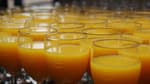Des verres de jus d'orange. (Illustration)